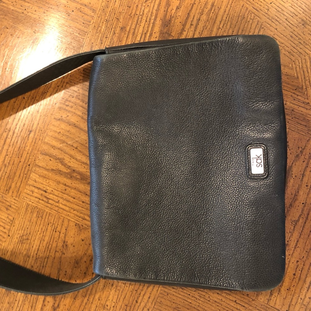 Pretty black purse !